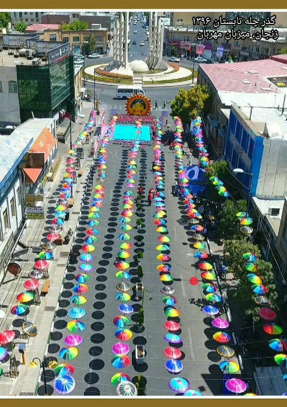 دیروزحدفاصل سبزه‌میدان تامیدون انقلاب #زنجان.شهرداری خیابون رو بست برای پیاده‌روی مردم؛ زیر اسم «گذر چلّه #تابستان»و اینطور با #چتر ها خوشگلش کرد mmoeeni