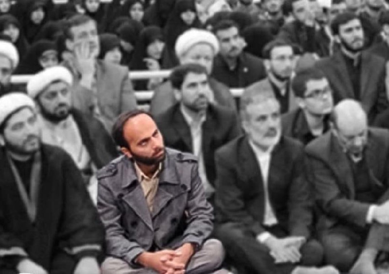 یکی از بازجویان قرارگاه ثارالله #سپاه پاسداران توسط برخی زندانیان سابق از جمله #مهدیه_گلرو، فعال دانشجویی، شناسایی شد.سایت هرانا در پی انتشار این عکس روایت برخی از زندانیان را از شکنجه‌های او منتشر کرد.عکس منتشر شده مربوط به سال ۹۴ بود و خبرگزاری ایرنا این عکس را پس از انتشار مطالبی در توییتر حذف کرد.iranintlنامش #رئوف است، بازجوی #قرارگاه_ثارالله که در  ۲ الف بازجوی بسیاری ازفعالین زنان و دانشجویی و... بوده است. بعد از آنکه در ویدئویی که منتشر کردم نام او را گفتم، دوستی که قبلا توسط او بازجویی شده بود این عکس را فرستاد، عکس دیدار با خامنه‌ای است و او در ردیف اول است.محل‌هایی که فعالین را احضار کرده است، خیابان صابونچی، اتوبان نیایش جنب موسسه اوج و خانه‌ای امن در اتوبان افسریه. کسانی که توسط وی تحت فشارند در ایران هستند و امکان نام بردن از آنها وجود ندارد. ...  بعضی از قربانیان او هم اکنون در زندان هستند. من با اسم، تلفن و عکس به دلیل تهدیدهای اخیر از او درسوئد شکایت کرده‌ام.  ...mahdieh_golrooنام واقعی