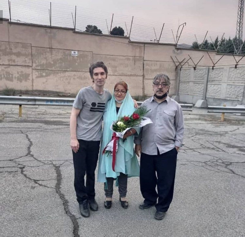 #آرش_صادقی، زندانی سیاسی از زندان رجایی شهر کرج آزاد شد. آزادی وی دقایقی پیش با اعمال بخشنامه کاهش مجازات حبس تعزیری و پس از تحمل ۵ سال و شش ماه حبس صورت گرفته است.hra_news📡 @VahidOnline