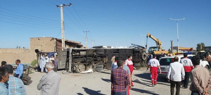 کمتر از یک روز پس از واژگونی اتوبوس حامل خبرنگاران در نقده، واژگونی یک اتوبوس دیگر در یزد ۵ کشته و ۳۴ مصدوم بر جای گذاشت.بنا بر اعلام سازمان اورژانس یزد، این حادثه ساعت ۶ و ۲۰ دقیقه روز پنج‌شنبه، سوم تیر، بر اثر برخورد یک دستگاه اتوبوس مسافربری با یک دستگاه تریلی در نزدیکی شهرستان تفت در استان یزد رخ داد.به گفته سخنگوی سازمان اورژانس کشور  بیشتر مصدومان این حادثه سرباز بوده‌اند.RadioFarda_یک روز پس از واژگونی #اتوبوس_خبرنگاران  در #ارومیه ، اتوبوس حامل #سربازان در #یزد نیز دچار حادثه شد و تاکنون درگذشت ۵ تن و مجروحیت ۳۴ نفر دیگر از سرنشینان گزارش شده است. علت سانحه نقص ترمز اتوبوس اعلام شده که منجر به برخورد با جدول وسط جاده شده است. VOAIranدیروز پنجمین سالگرد حادثه تصادف اتوبوس سربازان صفر پنج کرمان بود.mehdiafsharzade📡 @VahidOnlineکمتر از یک روز پس از واژگونی اتوبوس حامل خبرنگاران در نقده، واژگونی یک اتوبوس دیگر در یزد ۵ کشته و ۳۴ مصدوم بر جای گذاشت.بنا بر اعلام سازمان اورژانس یزد، این حادثه ساعت ۶ و ۲۰ دقیقه روز پنج‌شنبه، سوم تیر، بر اثر برخورد یک دستگاه اتوبوس مسافربری با یک دستگاه تریلی در نزدیکی شهرستان تفت در استان یزد رخ داد.به گفته سخنگوی سازمان اورژانس کشور  بیشتر مصدومان این حادثه سرباز بوده‌اند.RadioFarda_یک روز پس از واژگونی #اتوبوس_خبرنگاران  در #ارومیه ، اتوبوس حامل #سربازان در #یزد نیز دچار حادثه شد و تاکنون درگذشت ۵ تن و مجروحیت ۳۴ نفر دیگر از سرنشینان گزارش شده است. علت سانحه نقص ترمز اتوبوس اعلام شده که منجر به برخورد با جدول وسط جاده شده است. VOAIranدیروز پنجمین سالگرد حادثه تصادف اتوبوس سربازان صفر پنج کرمان بود.mehdiafsharzade📡 @VahidOnline