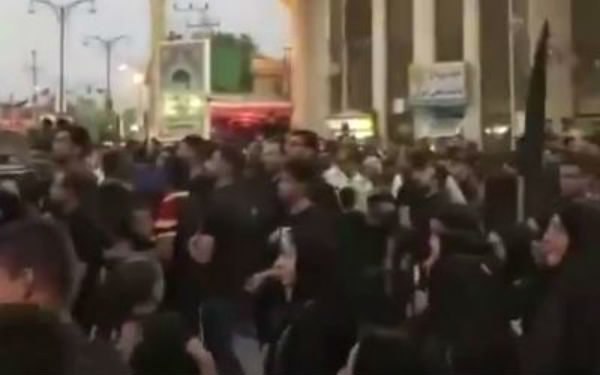 مراسم مذهبی تاسوعا و عاشورا در #سوسنگرد و #اهواز با #اعتراض به سیاست‌های جمهوری اسلامی همراه شد. شماری از معترضان در سوسنگرد بازداشت شدند.  radiozamaneh#محرم📡 @VahidOnline