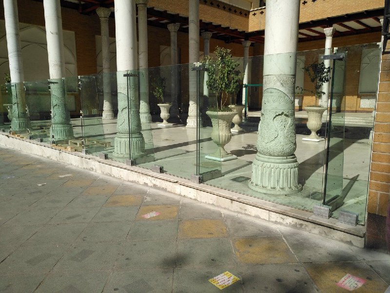 حصارهای شیشه‌ای دسترسی به رواق #فرهنگستان_هنر رااز بین برد.شاید برای حفاظت از بنا شایدهم برای یادآوری #حصر معمارش. #میرحسینmhmehrzad t.co/4Z0jLJvVo0aghazadeh811 t.co/N2gMjwnpsu#موسوی🤔 @VahidOnline