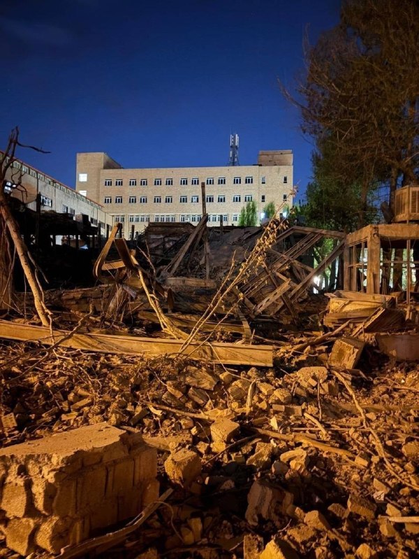 دانشگاه صنعتی شریف در تهران بامداد دوشنبه ۱۷ فروردین هدف حمله قرار گرفت. رئیس دانشگاه ساعاتی بعد بدون اشاره به جزئیات گفت که «یک نهاد علمی» این دانشگاه هدف این حمله بوده و بخش‌هایی از ساختمان آسیب دیده است. رسانه‌های پیش از این خبر داده بودند که پست گاز دانشگاه شریف مورد اصابت پرتابه قرار گرفته و گاز منطقه قطع شده اما ساعاتی بعد اعلام شد که جریان گاز برقرار شده است.@VahidHeadline محمدرضا عارف، معاون اول رئیس جمهوری اسلامی ایران صبح دوشنبه با انتشار پیامی در اکس، ادعا کرد که دانشگاه صنعتی شریف (آریامهر) تهران بامداد این روز با بمب سنگرشکن هدف قرار گرفته است.عارف در این پیام نوشت