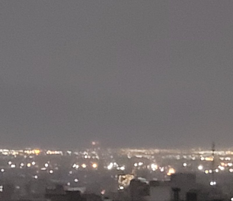 از مجموع پیام‌های دریافتی به نظر می‌رسه اهداف یکی از حملات سنگین بامداد جمعه ۲۲ اسفند جایی حوالی باقرشهر و شهر ری و پالایشگاه تهران و کهریزک در جنوب #تهران بوده.هر دو تا عکسی که تا حالا دریافت کردم هم رو به همون سمت هستند.Vahidآپدیت