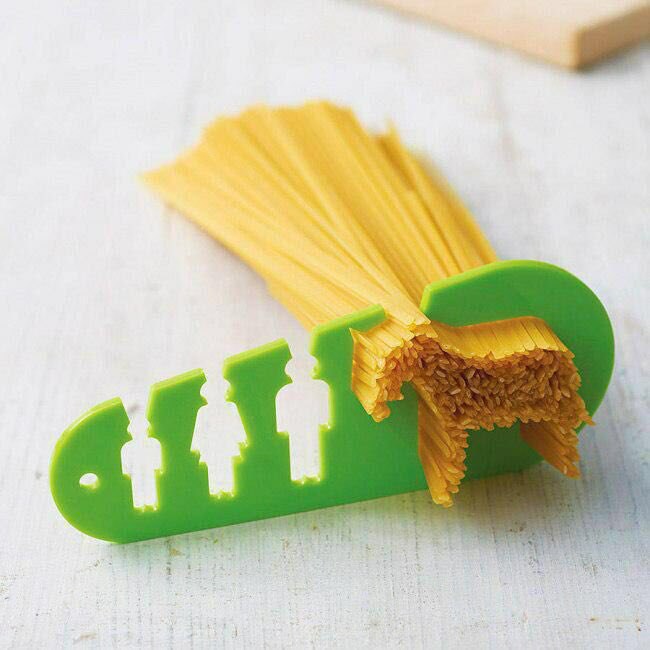 #وسیله ای جالب برای #اندازه گیری مقدار #ماکارونی مورد نیاز برای پخت با توجه به سن افراداون آخری  واسه اوناست که مثل #اسب میخورنvijual1