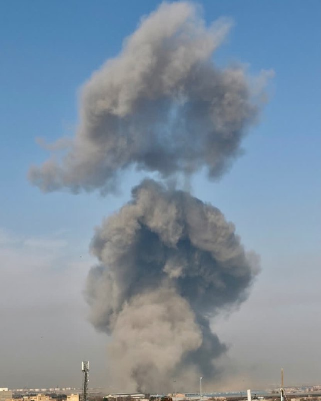 دود انفجارهای حملات 'صبح امروز به ناحیه صنعتی در غرب #تبریز'تصاویر دریافتی با شرح بالا، شنبه ۲۳ اسفندVahidساعتی پیش از حمله ارتش اسرائیل تصویر آخر بالا رو به عنوان هشدار تخلیه منتشر کرده بود و بعد از حمله هم منابع جمهوری اسلامی نوشتند تخلیه شده بود.📡 @VahidOnlineدود انفجارهای حملات 'صبح امروز به ناحیه صنعتی در غرب #تبریز'تصاویر دریافتی با شرح بالا، شنبه ۲۳ اسفندVahidساعتی پیش از حمله ارتش اسرائیل تصویر آخر بالا رو به عنوان هشدار تخلیه منتشر کرده بود و بعد از حمله هم منابع جمهوری اسلامی نوشتند تخلیه شده بود.📡 @VahidOnline