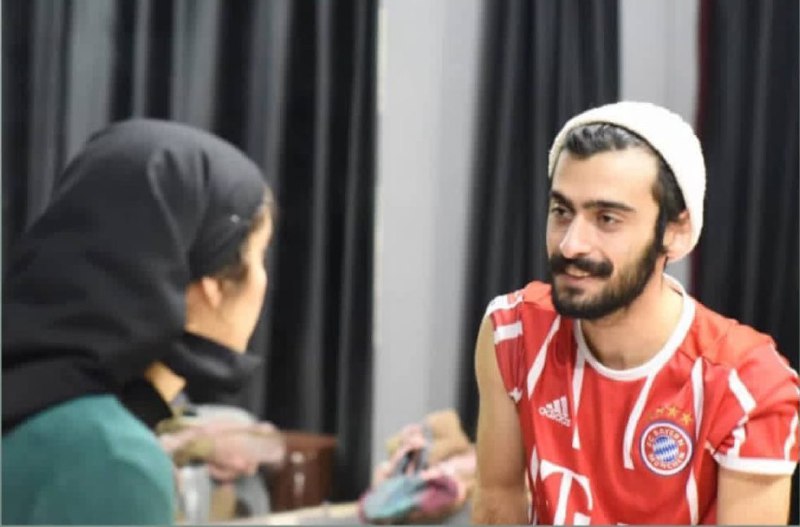 حسین محمدی، ۲۶ ساله، از متهمان دادگاه انقلاب کرج، یکی از پنج معترضی است که به اعدام محکوم شده است.حسین محمدی، هنرمند و بازیگر تئاتر است که در تاریخ ۱۴ آبان در کرج بازداشت شد.در جلسه دادگاه انقلاب کرج که برای رسیدگی به قتل روح‌الله عجمیان، بسیجی کشته شده در حاشیه مراسم چهلم حدیث نجفی تشکیل شده، ابتدا گفته شد ۱۱ نفر متهم به افساد فی الارض هستند. سپس در روز اول دادگاه گفته شد ۱۵ نفر متهم به افساد فی الارض هستند و در روز سوم دادگاه این تعداد به ۱۶ نفر افزایش یافت.به گفته یک منبع آگاه، حسین محمدی در روز سوم به دادگاه برده می‌شود و بسیار شتابزده پرونده‌اش بررسی و به اعدام محکوم می‌شود.بر اساس گزارشی که ایسنا از جلسه سوم دادگاه منتشر کرده، آقای محمدی در پاسخ به سئوالات قاضی می‌گوید همراه با برادر و پسرعمویش «برای فاتحه‌خوانی برای خانم نجفی» به بهشت سکینه رفته و تنها به پرتاب «چند عدد سنگ» به ماموران نیروی انتظامی و «زدن ضربه‌ای به کفش» روح‌الله عجمیان اعتراف می‌کند.بنا بر اعلام قوه قضاییه ایران، در جریان این دادگاه پنج نفر به اعدام محکوم شده‌اند و ۱۱ نفر دیگر (از جمله سه نفر زیر ۱۸ سال) به حبس‌های طولانی مدت (تا ۲۵ سال) محکوم شده‌اند....bbcpersianسعید روستایی، کارگردان ایرانی نسبت به خطراعدام حسین محمدی، واکنش نشان داد.او با انتشار پستی در صفحه اینستاگرام خود، نوشت