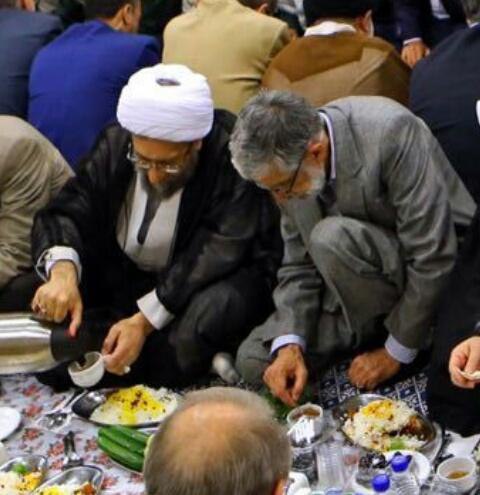 انداختیش تو چاییت قشنگ اینجوری همش بزن که خوب قاطی بشه تاثیرش بیشتر میشه 20shamsaddin