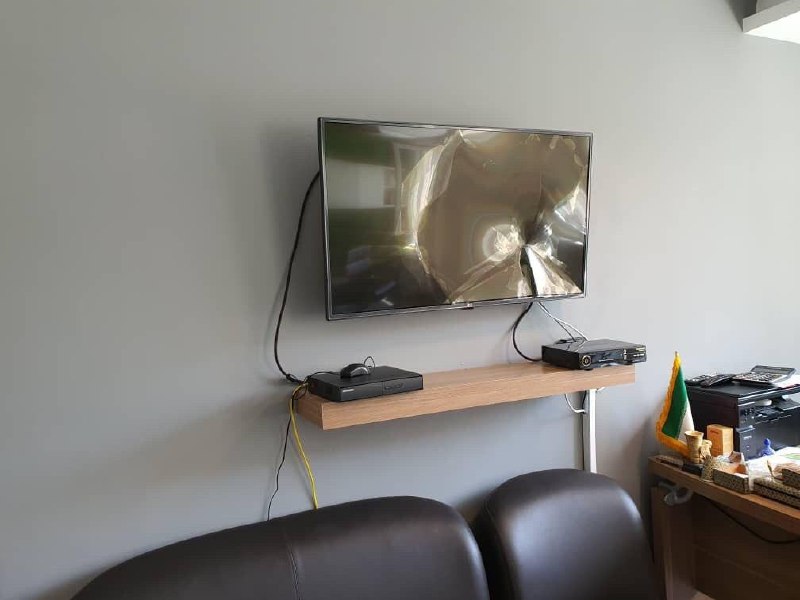 کانال تلگرامی #روزنامه_شرق با انتشار فیلم‌هایی اعلام کرد که حمید #بقایی، معاون سابق محمود #احمدی‌نژاد، با حضور در این روزنامه به کارکنان آن «فحاشی» کرده است.  حمید بقایی در اعتراض به انتشار مطلبی درباره قصدش برای فرار در ایران در این روزنامه حاضر شده بود. در فیلم منتشر شده یکی از خبرنگاران خطاب به حمید بقایی می‌گوید در صورت اعتراض به این مطلب باید به روزنامه جوابیه ارسال می‌کرد. بقایی اما خطاب به او می‌گوید «گم شو خانم، اگر من بگویم رییست حرامزاده است منتشر می‌کنید بعد جوابیه بدهید».روزنامه شرق در مطلبی با عنوان «ماجرای فرار از کشور معاون احمدی‌نژاد» نوشته بود