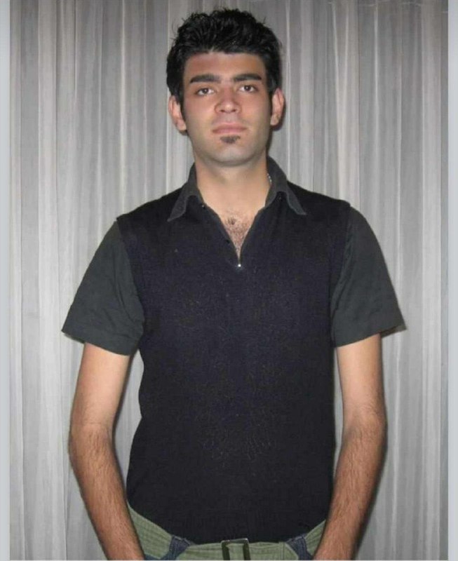 #نادر_مختاری از معترضان اعتراضات #آبان۹۸ در #کرج روز شنبه ۲۹ شهریور در #بازداشتگاه_کهریزک (سروش ۱۱۱۱ کنونی) #درگذشت.او پس از اعتراضات آبان مفقود شده بود، خانواده‌اش پس از یک ماه وی را در حالی که در کما بوده است در بیمارستان شهدای شهر ری شناسایی و پیدا می‌کنند. این زندانی سیاسی به‌علت ضربات باتوم در اعتراضات و وخامت اوضاع جسمی چند ماه در کما بوده است. بلافاصله قبل از نوروز ۱۳۹۹ و پس از بهوش آمدن که این امر منجر به وخیم‌تر شدن حالش شده و در نهایت روز شنبه ۲۹ شهریور درگذشته است.kalemeاسم #نادر_مختاری رو بعد از مرگش شنیدیم و ‌معلوم‌ نیست چندنفر توی زندان‌ها با شرایط مشابه وجود دارن. معلوم نیست چند نفر تا حالا زیر شکنجه کشته شدن و‌ حتی اسمشون رو هم نشنیدیم.875d12وقتی اسمش رو می‌شنویم که دیگر زنده نیست، تلخ‌تر و سیاه‌تر از این می‌تواند باشد؟ با مرگ می‌فهمم که او وجود داشت، درد داشت و مرد.تمام نمی‌شود این مرگ و رنج و درد؟HosseinRonaghiکهریزک ادامه دارد.آبان ادامه دارد.جمهوری اسلامی ادامه دارد.کشتن ادامه دارد.اسم‌ها....faezehabdipour📡 @VahidOnline#نادر_مختاری از معترضان اعتراضات #آبان۹۸ در #کرج روز شنبه ۲۹ شهریور در #بازداشتگاه_کهریزک (سروش ۱۱۱۱ کنونی) #درگذشت.او پس از اعتراضات آبان مفقود شده بود، خانواده‌اش پس از یک ماه وی را در حالی که در کما بوده است در بیمارستان شهدای شهر ری شناسایی و پیدا می‌کنند. این زندانی سیاسی به‌علت ضربات باتوم در اعتراضات و وخامت اوضاع جسمی چند ماه در کما بوده است. بلافاصله قبل از نوروز ۱۳۹۹ و پس از بهوش آمدن که این امر منجر به وخیم‌تر شدن حالش شده و در نهایت روز شنبه ۲۹ شهریور درگذشته است.kalemeاسم #نادر_مختاری رو بعد از مرگش شنیدیم و ‌معلوم‌ نیست چندنفر توی زندان‌ها با شرایط مشابه وجود دارن. معلوم نیست چند نفر تا حالا زیر شکنجه کشته شدن و‌ حتی اسمشون رو هم نشنیدیم.875d12وقتی اسمش رو می‌شنویم که دیگر زنده نیست، تلخ‌تر و سیاه‌تر از این می‌تواند باشد؟ با مرگ می‌فهمم که او وجود داشت، درد داشت و مرد.تمام نمی‌شود این مرگ و رنج و درد؟HosseinRonaghiکهریزک ادامه دارد.آبان ادامه دارد.جمهوری اسلامی ادامه دارد.کشتن ادامه دارد.اسم‌ها....faezehabdipour📡 @VahidOnline