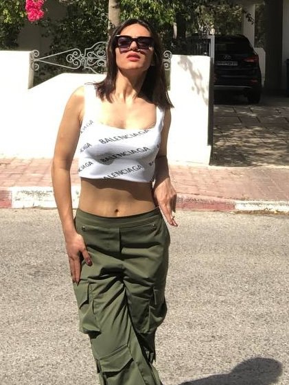 زنی که توسط یک موتورسوار در تهران به‌دلیل پوشش اختیاری مورد تعرض قرار گرفت، نامش روشنک مولایی علیشاه است؛ اهل تبریز،‌ ساکن تهران و از دستگیرشدگان اعتراضات سال ۱۴۰۱.بعد از یک تماس تلفنی تهدیدآمیز و بازداشت، از روز یکشنبه ۱۳آبان۱۴۰۳ خبری از وضعیت این زندانی سیاسی سابق و مخالف #حجاب_اجبارى در دسترس نیست.Samiraraahiروشنک ملایی متولد سال ۱۳۷۴ در شبستر است.او در سال ۱۴۰۱ به «اجتماع و تبانی علیه امنیت داخلی، تبلیغ علیه نظام، توهین به خامنه‌ای و حضور در معابر عمومی بدون حجاب شرعی» متهم شده بود.ظاهرا ماموران امنیتی روشنک را ربوده‌اند.masoudkazemi81درباره این واقعه