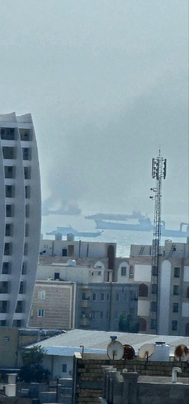 'انفجار و آتش‌سوزی حمله به یک کشتی در #بندرعباس ساعت ۱۷'تصاویر دریافتی،‌ دوشنبه ۱۸ اسفندVahidدو ویدیوی آخر در منابع حکومتی منتشر شده‌اند.درباره اولی نوشتند