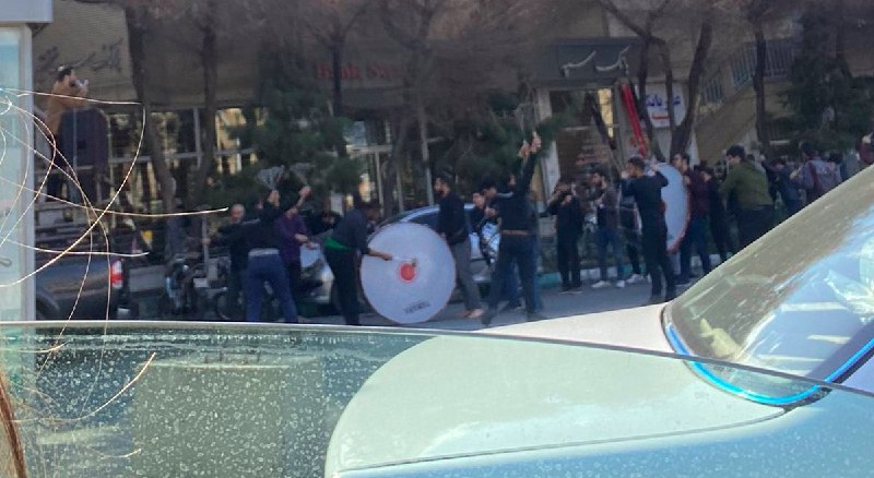 در اصفهان برای مقابله با ویروس #کرونا دسته زنجیرزنی به خیابان‌ها آمده است. امروز، هفتم اسفندbeehnamمداح