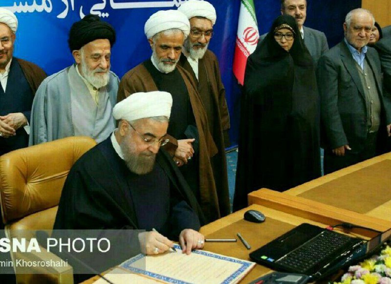 محض اطلاع در این عکس اونی که  امضا میکنه روحانیه اونی که پشتش واستاده #پورمحمدی اونی که امضا میشه