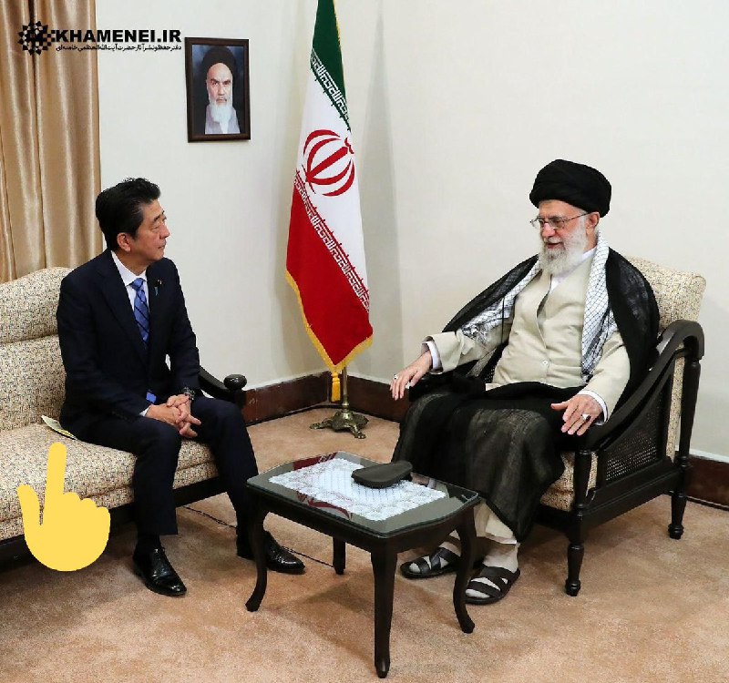 به این کاغذ متعلق به نخست‌وزیر ژاپن دقت کنید. اول اونجا بود، بعد گذاشتش رو میز. SadraMohaqeqاقدام #شینزوآبه به ترور بیولوژیک رهبر انقلاب Gasparddenuitنامه رو با آب لیمو نوشته بود یکم حرارت داد متنش ظاهر شه. Wilhelmoffبه نظرم وسط مکالمه، آبه گفته «بیب بیب بیب، عه ببینید برام فکس اومد»PromiseOfALightشایدم اول رو میز بوده. آقا گفته جنگ نمی‌شود مذاکره نمی‌کنیم، نامه رو هم بکن تو کونت. AgirlisCloudکونش کج بوده، گذاشته زیرش که درست بشینه. 4youbمیگم اون کاغذ کوچک رو دیگه بیخیال شیم. هر جا که بود فرقی نمیکنه. جواب داده شد.LadaneNasseriاون قطعه مشکی روی میز چیه؟!Keshavarzi_mrجای وافورهwhyublockmedudeحالا دو دقیقه دمپایی نمی‌پوشیدی mandollinn📡 @VahidOnlineبه این کاغذ متعلق به نخست‌وزیر ژاپن دقت کنید. اول اونجا بود، بعد گذاشتش رو میز. SadraMohaqeqاقدام #شینزوآبه به ترور بیولوژیک رهبر انقلاب Gasparddenuitنامه رو با آب لیمو نوشته بود یکم حرارت داد متنش ظاهر شه. Wilhelmoffبه نظرم وسط مکالمه، آبه گفته «بیب بیب بیب، عه ببینید برام فکس اومد»PromiseOfALightشایدم اول رو میز بوده. آقا گفته جنگ نمی‌شود مذاکره نمی‌کنیم، نامه رو هم بکن تو کونت. AgirlisCloudکونش کج بوده، گذاشته زیرش که درست بشینه. 4youbمیگم اون کاغذ کوچک رو دیگه بیخیال شیم. هر جا که بود فرقی نمیکنه. جواب داده شد.LadaneNasseriاون قطعه مشکی روی میز چیه؟!Keshavarzi_mrجای وافورهwhyublockmedudeحالا دو دقیقه دمپایی نمی‌پوشیدی mandollinn📡 @VahidOnline