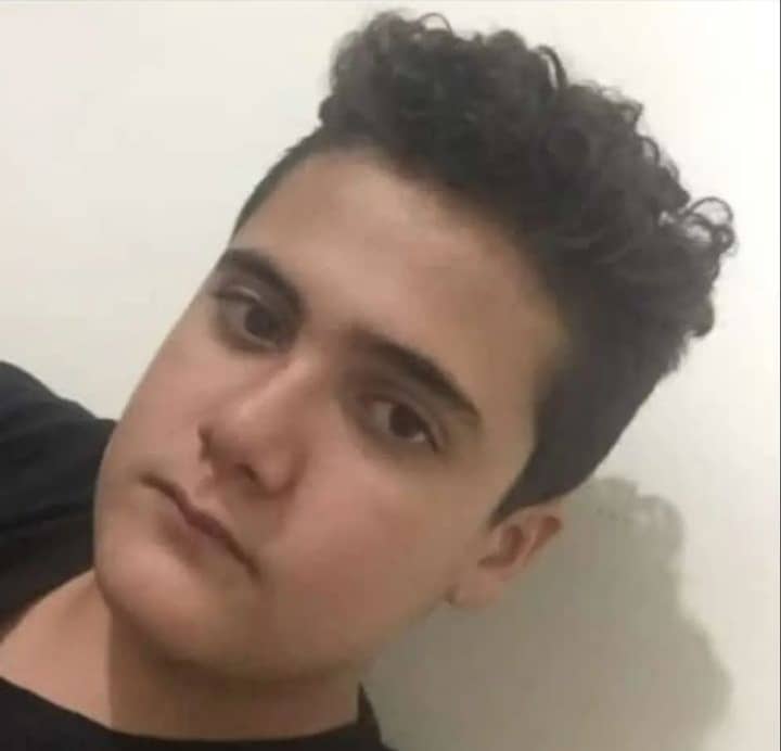 گزارش‌های رسیده از ایران حاکی است که شمار کودکان کشته‌شده در جریان درگیری روز چهارشنبه در ایذه به سه نفر افزایش یافته است.شورای هماهنگی تشکل‌های صنفی فرهنگیان ایران، هویت یکی از کودکان کشته‌شده را «سپهر مقصودی ۱۴ ساله» اعلام کرده است.این تشکل صنفی نوشته سپهر مقصودی، شامگاه ۲۵ آبان با شلیک گلوله «ماموران» کشته شد.پیش‌تر در گزارش‌های غیررسمی اعلام شده بود که یک نوجوان ۱۳ ساله به نام آرتین رحمانی نیز در جریان تیراندازی چهارشنبه شب در ایذه کشته شده است.منابع رسمی اما کشته شدن یک کودک ۹ ساله به نام کیان پیرفلک را در حمله‌ای که مقام‌های جمهوری اسلامی ادعا می‌کنند «تروریستی» بود، تایید کرده‌اند.RadioFarda_منبعی نزدیک به خانواده #سپهر_مقصودی معترض ۱۴ ساله