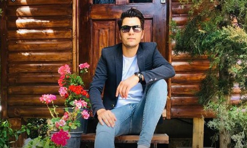 (⚠️خون در ویدیوی آخر)مردم در شیراز روز شنبه ۲۸ آبان‌ماه برای مراسم خاکسپاری سجاد قائمی، از کشته‌شدگان اعتراضات سراسری، شعارهایی چون «قشقایی می‌میرد، ذلت نمی‌پذیرد» سر می‌دهند IranIntlمراسم تشییع #سجاد_قائمی توی شیراز  درگیری شدید . چند نفر تیر خوردن و کلی گاز اشک آور زدن و هر چی ماشین جلوی درهای ورودی پارک بود شیشه هاشو شکونده بودنrahaazadi1234شلیک مستقیم به یک شهروند در خاکسپاری سجاد قائمی ManotoNews📡 @VahidOnline(⚠️خون در ویدیوی آخر)مردم در شیراز روز شنبه ۲۸ آبان‌ماه برای مراسم خاکسپاری سجاد قائمی، از کشته‌شدگان اعتراضات سراسری، شعارهایی چون «قشقایی می‌میرد، ذلت نمی‌پذیرد» سر می‌دهند IranIntlمراسم تشییع #سجاد_قائمی توی شیراز  درگیری شدید . چند نفر تیر خوردن و کلی گاز اشک آور زدن و هر چی ماشین جلوی درهای ورودی پارک بود شیشه هاشو شکونده بودنrahaazadi1234شلیک مستقیم به یک شهروند در خاکسپاری سجاد قائمی ManotoNews📡 @VahidOnline