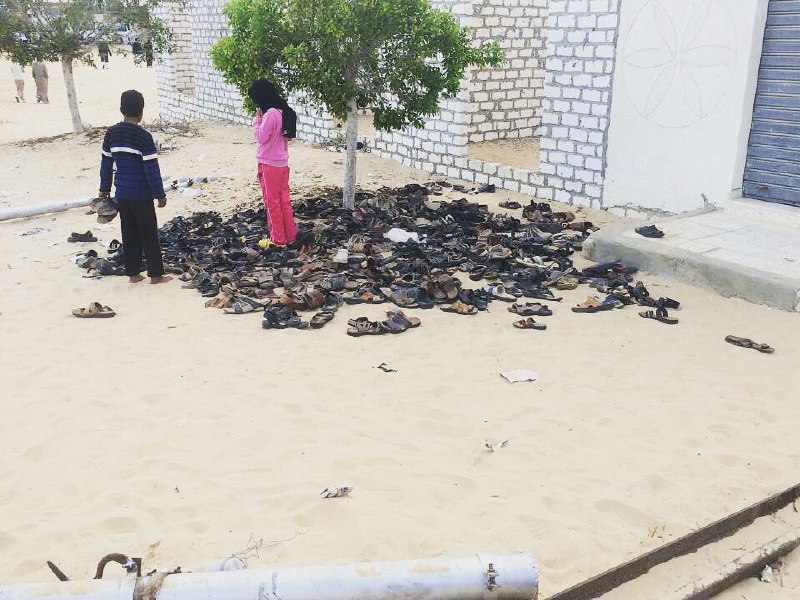 خانواده‌شون رو در انفجار دیروز از دست دادند، اومدند کفش‌هاشون رو یادگاری ببرند.کفش‌هایی که کسی برای پوشیدنشون برنگشت.#تفجیر_مسجد_الروضه #مصرZahraAyatollahi