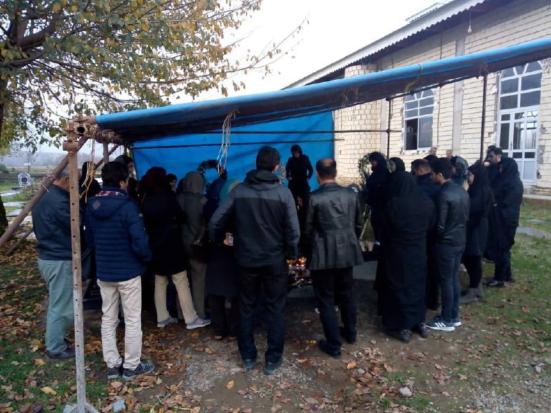 براساس خبرهای رسیده به سایت بیدارزنی امروز ۵دی‌ماه درمراسم چهلم نوید بهبودی که در روستای گوراب زرمیخ برگزار شده است، دوازده نفر از افرادی که در آن مراسم حضور داشتند بازداشت شده‌ وبه مکان نامعلومی منتقل شده‌اند.همچنین پدر نوید بهبودی از کشته‌شدگان آبان ماه احضار شد. Bidarzani#نوید_بهبودی همکار جدید ما بود، تو نمایشگاه کتاب تبریز و مشهد دیدمش و با هم سلام علیک داشتیم. رفته بود آزادی که بره سمت رشت برای شرکت در نمایشگاه. ولی نرسید و غرفه‌ش خالی موند. با تیر زده بودن تو سرش...emovmآپدیت