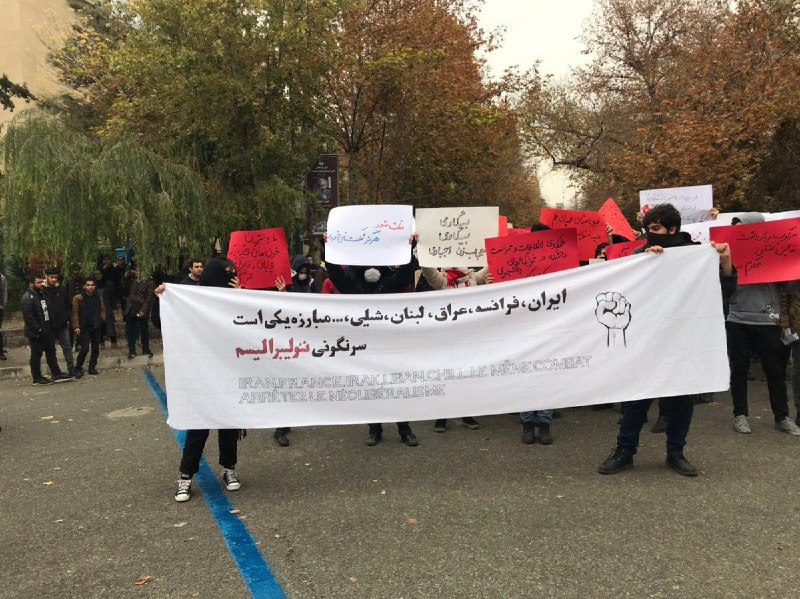 برگزاری چندین تجمع اعتراضی در چند دانشگاه ایران همزمان با «#روزدانشجو» #۱۶آذرRoozbeh1963 ـ AliTagh30207454 ـ  sarkhatism_ ـ bursin_faran#نئولیبرالیسم خوندن حکومت ایران (در تنها عکس بالا) موضوع انتقاد و اتهام توییت‌هایی شده که این رو دسته‌بندی غلط یا گمراه‌کننده و به نفع جمهوری اسلامی 