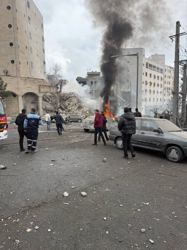 تصاویر دریافتی از حمله ظهر امروز به ساختمانی در خیابان زرافشان #تهرانفرستنده نوشته