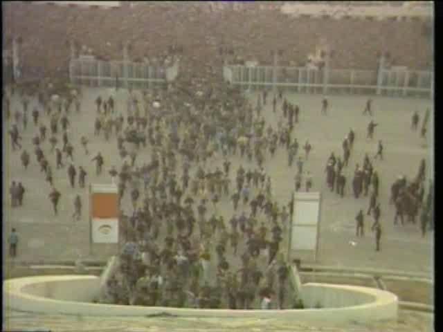 تاریخ این مملکت پر از اتفاق‌های باورنکردنیه.سال ۱۳۷۰ چهل هزار آدم جویای کار، تو #استادیوم_آزادی جمع میشن تا در #قرعه‌کشی بلیت سفر به #ژاپن شرکت کنن.بعضی‌هاشون شب قبل پشت در استادیوم می‌خوابند. عده‌ای هم زیر دست و پا می‌مونن و زخمی میشن. YouHiwa اوایل دهه ۷۰ بلیط هواپیمایش قرعه‌کشی می‌شد البته هفتگی بود. خیلی‌ها رفتند و با پول خرید خانه و.. برگشتند. سمت نازی‌آباد و فلاح و امام‌زاده حسن خیلی از جوان‌ها رفتند و الان به بنگاه‌داری و بسازبفروشی مشغولند.melliiunبلیت تو استادیوم ۱۵ هزار تومان بود و اگه با آژانس‌های مسافربری می‌رفتی ۹۰ هزار تومان بود.MahdiSa28337652سال ۱۳۷۰ یک حاشیه دیگر هم دارد