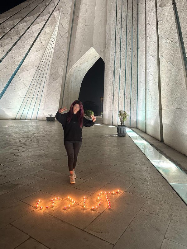 ساعت به وقت تهران ۸ شب است.#آزادیVahid📡 @VahidOnline