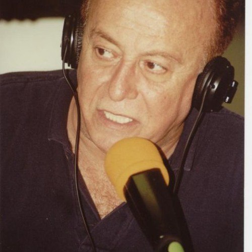 #سعید_قائم‌مقامی گوینده سرشناس رادیو، مدیر پیشین رادیو تهران و شاعر در لس‌آنجلس #درگذشت.آقای قایم‌مقامی دو هفته به دلیل سکته مغزی در بیمارستان بستری شده بود. سعید قایم‌مقامی در سال ۱۳۴۱ کار خود را پس از پایان دوران دبیرستان، با گزارشگری برای رادیو صدای ایران آغاز کرد و سپس با تاسیس تلویزیون، به عنوان یکی از نخستین گویندگان تلویزیون در ایران به آن پیوست. آقای قا‌یم‌مقامی در دهه پنجاه خورشیدی به سمت مدیریت در رادیو و تلویزیون ملی ایران منتصب شد و چندین ایستگاه رادیو و تلویزیونی در سراسر ایران افتتاح کرد که از آن جمله رادیوی ۲۴ ساعته اف‌ام تهران بود.سعید قایم‌مقامی پس از انقلاب اسلامی دستگیر و زندانی شد و در سال ۱۳۶۷ ایران را ترک کرد. او در لس‌آنجلس در ایستگاه‌های رادیویی مختلف از جمله رادیو صدای ایران کار خود را ادامه داد.سعید قایم‌مقامی قریحه ترانه‌سرایی هم داشت و از جمله ترانه #مرد_تنهای_شب را برای حبیب سروده بود.bbcpersian📡 @VahidOnline#سعید_قائم‌مقامی گوینده سرشناس رادیو، مدیر پیشین رادیو تهران و شاعر در لس‌آنجلس #درگذشت.آقای قایم‌مقامی دو هفته به دلیل سکته مغزی در بیمارستان بستری شده بود. سعید قایم‌مقامی در سال ۱۳۴۱ کار خود را پس از پایان دوران دبیرستان، با گزارشگری برای رادیو صدای ایران آغاز کرد و سپس با تاسیس تلویزیون، به عنوان یکی از نخستین گویندگان تلویزیون در ایران به آن پیوست. آقای قا‌یم‌مقامی در دهه پنجاه خورشیدی به سمت مدیریت در رادیو و تلویزیون ملی ایران منتصب شد و چندین ایستگاه رادیو و تلویزیونی در سراسر ایران افتتاح کرد که از آن جمله رادیوی ۲۴ ساعته اف‌ام تهران بود.سعید قایم‌مقامی پس از انقلاب اسلامی دستگیر و زندانی شد و در سال ۱۳۶۷ ایران را ترک کرد. او در لس‌آنجلس در ایستگاه‌های رادیویی مختلف از جمله رادیو صدای ایران کار خود را ادامه داد.سعید قایم‌مقامی قریحه ترانه‌سرایی هم داشت و از جمله ترانه #مرد_تنهای_شب را برای حبیب سروده بود.bbcpersian📡 @VahidOnline