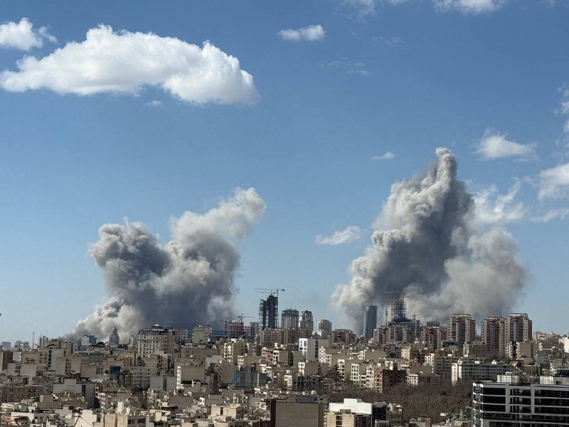 تصاویر دریافتی از انفجارهای حملات امروز به تهران، یکشنبه ۱۰ اسفند، حوالی ظهرvahidده‌ها عکس و ویدیوی دیگر از نقاط مختلف دریافت کردم که هنوز نرسیدم ببینمشون. ببخشید.📡 @VahidOnlineتصاویر دریافتی از انفجارهای حملات امروز به تهران، یکشنبه ۱۰ اسفند، حوالی ظهرvahidده‌ها عکس و ویدیوی دیگر از نقاط مختلف دریافت کردم که هنوز نرسیدم ببینمشون. ببخشید.📡 @VahidOnline