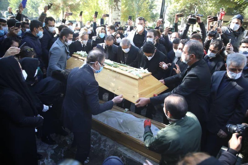 (⚠️ عکس آخر)پیکر محمدرضا #شجریان، اسطوره آواز ایران، پس از تشییع در جمع خانواده و شماری از مقام‌های استان خراسان رضوی و مشهد، در مزار ابدی او در محوطه #آرامگاه_فردوسی، آرام گرفت.به دوستداران شجریان که در مراسم خاکسپاری او حضور داشتند اجازه شرکت در مراسم تشییع و خاکسپاری پیکر او در محوطه داخلی آرامگاه فردوسی داده نشد.در حالی که پیشتر مزاری در مجاورت مزار مهدی اخوان ثالث برای خاکسپاری محمدرضا شجریان آماده شده بود، مکان جدیدی در کنار موزه، در محوطه آرامگاه فردوسی، به عنوان مزار و محل خاکسپاری اسطوره آواز ایران تعیین شده است.iranintlهمایون شجریان