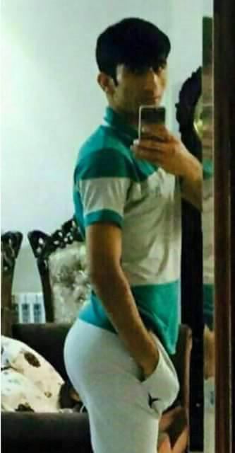 و به این عکس آقای #بیرانوند دروازه‌بان تیم ملی واکنش‌های پرانتزی و پیچیده‌ای نشون دادند و حتی با #کارداشیان مقایسه کردند.📡 @VahidOnline#فوتبال #سلبریتی