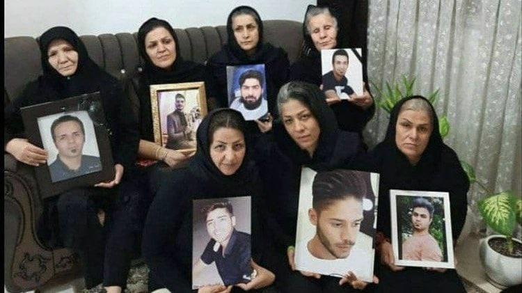 مادر #وحید_دامور، مادر #مهدی_دائمی، مادر #نوید_بهبودی، مادر #امید_رضایی، مادر #مهرداد_معین‌فر، مادر #پژمان_قلی‌پور، مادر #رضا_معظمی. هر هفت نفر آنها در #آبان۹۸ کشته شدند. 1500tasvir📡 @VahidOnline