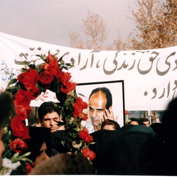 یک ماه پیش از کشته شدن، سقف اتاق اجاره‌ای‌اش فرو ریخت و میز کار و کتاب‌هایش زیر آوار ماند. وقتی می‌خواستند بربایندش، کارت شناسایی‌اش را دستش گرفت و رو به عابران داد زد