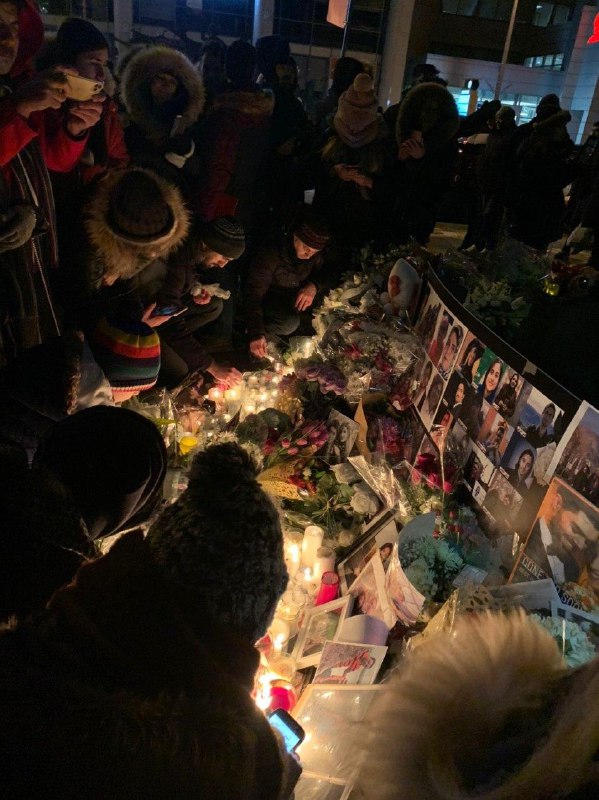 تجمع ایرانیان در #تورنتو #کانادا به یاد جان‌باختگان سقوط هواپیمای پرواز #PS752دریافتی + SMohyeddin📡 @VahidOnlineتجمع ایرانیان در #تورنتو #کانادا به یاد جان‌باختگان سقوط هواپیمای پرواز #PS752دریافتی + SMohyeddin📡 @VahidOnline