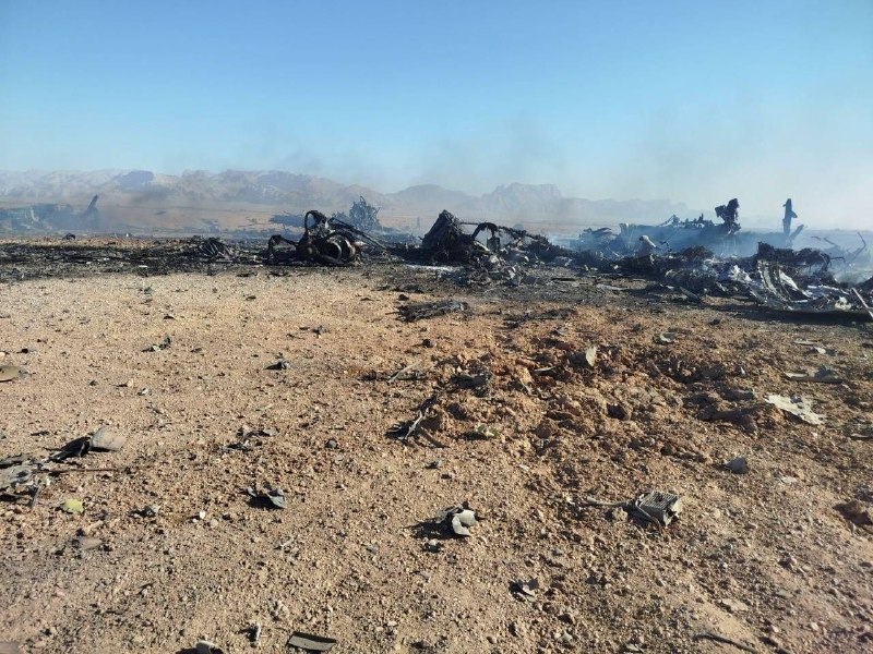 رسانه‌ها و خبرگزاری‌های دولتی جمهوری اسلامی روز یکشنبه و پس از «عملیات موفق نجات دومین خلبان آمریکایی از خاک ایران» تصاویری از بقایای هلی‌کوپترها و هواپیماهای منهدم‌شده آمریکایی را منتشر کردند.پیش از این نیویورک تایمز گزارش کرده بود که ارتش آمریکا دست‌کم یک هواپیمای سی-۱۳۰ این کشور را پس از آنکه در خاک ایران فرود آمد، بمباران و خدمه آن را از محل خارج کردند.رسانه‌های جمهوری اسلامی می‌گویند دو هلی‌کوپتر بلک‌هاوک هم در جریان این عملیات نابود شده اند.نیروی انتظامی جمهوری اسلامی پیش از این اعلام کرده بود که هواپیمای سی-۱۳۰ آمریکا با آتش یگان تکاوری پلیس ساقط شده است.@VahidOOnLineنیویورک تایمز، روز یکشنبه ۱۵ فروردین ماه در گزارشی در مورد عملیات نجات سرنشین جنگنده اف ۱۵ آمریکایی در ایران، به نقل از یک مقام ارشد نظامی ایالات متحده از انهدام دو هواپیمای ترابری ارتش آمریکا برای جلوگیری از دستیابی نیروهای ایرانی به آنها خبر داد.در گزارش نیویورک تایمز آمده است، پس از نجات افسر نیروی هوایی آمریکا، دو هواپیمای ترابری که قرار بود کماندوها و خلبان را به نقطه‌ای امن منتقل کنند، در پایگاهی دورافتاده در ایران زمین‌گیر شدند. «فرماندهان تصمیم گرفتند برای خارج کردن تمامی پرسنل نظامی ایالات متحده و خلبان، سه هواپیمای جدید به منطقه اعزام کنند. آن‌ها همچنین دو هواپیمای ازکارافتاده را منفجر کردند تا به دست نیروهای ایرانی نیفتند.»بر اساس این گزارش، این مقام ارشد آمریکایی ماموریت نجات این خلبان را با توجه به زمین کوهستانی، جراحات وارد شده به خلبان اف۱۵ و شتاب نیروهای ایرانی برای رسیدن به محل، یکی از «دشوارترین و پیچیده‌ترین» عملیات‌ها در تاریخ نیروهای ویژه آمریکا توصیف کرد.@VahidOOnLineآکسیوس صبح یکشنبه ۱۶ فروردین‌ماه در گزارشی به نقل از یک مقام ارشد سازمان سیا نوشت در جریان عملیات نجات دومین خلبان اف-۱۵ سرنگون شده در ایران، در ابتدا یک کارزار فریب با هدف گمراه کردن نیروها و مقام‌های جمهوری اسلامی به راه انداخت.باراک داوید، نویسنده این گزارش نوشته است که سیا در این کارزار این شایعه را پخش کرد که نیروهای آمریکایی او را یافته‌اند و در حال انتقال زمینی این نظامی از ایران هستند. [اخباری که الجزیره منتشر می‌‌کرد؟]این مقام اطلاعاتی آمریکا گفت که سیا از توانمندی‌های منحصر‌به‌فرد خود برای جستجو و یافتن این افسر استفاده کرد. او تاکید کرد