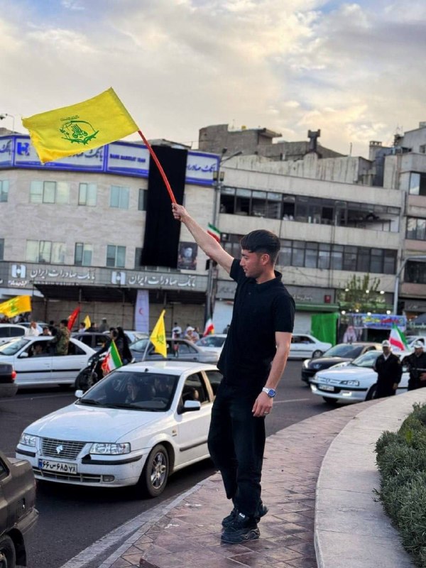 خبرگزاری تسنیم وابسته به سپاه پاسداران ویدیویی از رژه موتوری اعضای فاطمیون، نیروهای نیابتی سپاه قدس متشکل از شهروندان افغانستانی‌ در خیابان‌های تهران منتشر کرده است. همزمان با جنگ، رژه نیروهای شبه‌نظامی بیگانه نیابتی نظام مانند حشدالشعبی و زینبیون نیز منتشر شده است؛ گروه‌‌های شبه‌نظامی که متهم به مشارکت در سرکوب مردم ایران توسط جمهوری‌اسلامی هستند.@VahidOOnLineدر روزهای گذشته گزارش‌هایی از سطح شهر تهران منتشر شده بود که شهروندان گفته بودند در ایست‌بازرسی‌های شهری برخی از اعضای مسلح لشکر فاطمیون را دیده‌اند که در حال فعالیت بودند.لشکر فاطمیون وابسته به سپاه قدس متشکل از شبه‌نظامیان شیعه افغان است که در ابتدا در حمایت از بشار اسد تشکیل شد.@VahidHeadline📡 @VahidOnlineخبرگزاری تسنیم وابسته به سپاه پاسداران ویدیویی از رژه موتوری اعضای فاطمیون، نیروهای نیابتی سپاه قدس متشکل از شهروندان افغانستانی‌ در خیابان‌های تهران منتشر کرده است. همزمان با جنگ، رژه نیروهای شبه‌نظامی بیگانه نیابتی نظام مانند حشدالشعبی و زینبیون نیز منتشر شده است؛ گروه‌‌های شبه‌نظامی که متهم به مشارکت در سرکوب مردم ایران توسط جمهوری‌اسلامی هستند.@VahidOOnLineدر روزهای گذشته گزارش‌هایی از سطح شهر تهران منتشر شده بود که شهروندان گفته بودند در ایست‌بازرسی‌های شهری برخی از اعضای مسلح لشکر فاطمیون را دیده‌اند که در حال فعالیت بودند.لشکر فاطمیون وابسته به سپاه قدس متشکل از شبه‌نظامیان شیعه افغان است که در ابتدا در حمایت از بشار اسد تشکیل شد.@VahidHeadline📡 @VahidOnline