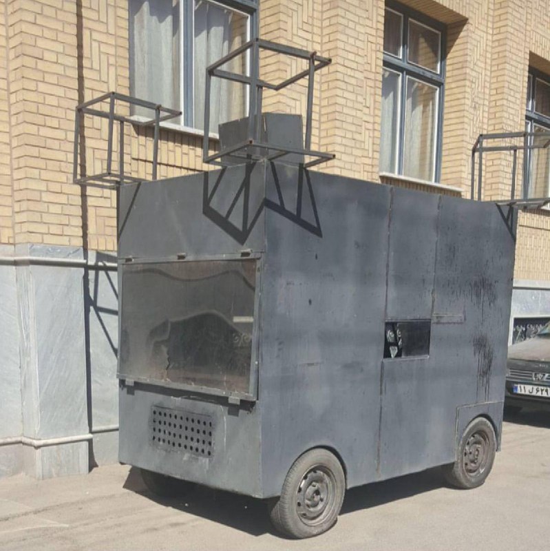 خودروی ویژه دسته‌های #عزاداری در #قماون ۴ گوشه بالا باند میره؛ #مداح هم وسط  می شینه که البته از کمر به پایین میره تو این تانک. PejmanRahbar