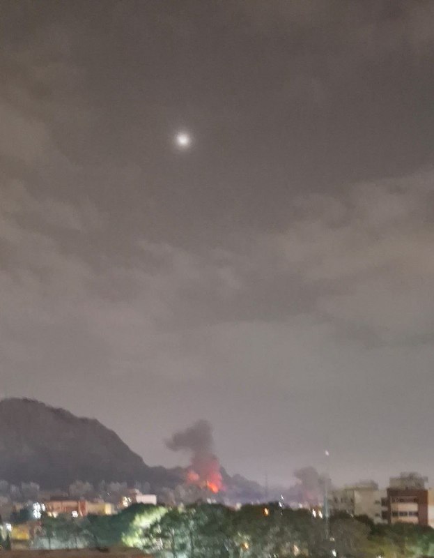 شهروندان از #اصفهان خبر از انفجار سمت جنوب شهر می‌دهند.عکس دریافتی از سمت 'قائمیه، ساعت ۲۱'دوشنبه ۳ فروردینVahidپیام‌های دریافتی تایید نشده و بررسی نشده که شاید بعضی‌هایشان درست باشند و بعضی‌هایشان کاملا نادرست