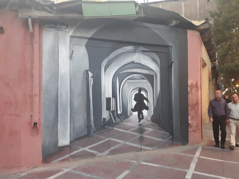 خیابون‌گردی امروز، خیابان ولیعصر پایین‌تر از میدان، سر کوچه شهید فرهنگ حسینی LittleCrow