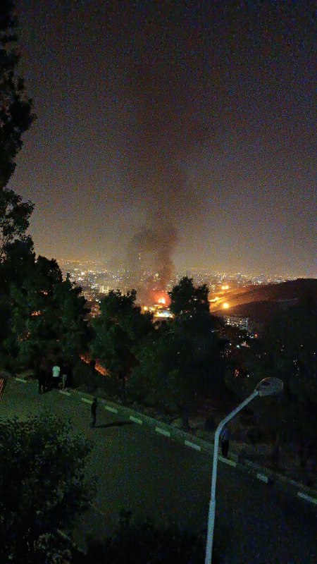 پیام‌های مختلفی می‌گیرم از شهروندان ساکن مناطق حوالی #زندان_اوین که میگن ساعتی است که صدای #تیراندازی میاد و #آتش‌سوزی شده و پیامی هم داشتم که نوشته بود کوکتل مولوتوف انداختند و...Vahid📡 @VahidOnlineپیام‌های مختلفی می‌گیرم از شهروندان ساکن مناطق حوالی #زندان_اوین که میگن ساعتی است که صدای #تیراندازی میاد و #آتش‌سوزی شده و پیامی هم داشتم که نوشته بود کوکتل مولوتوف انداختند و...Vahid📡 @VahidOnline