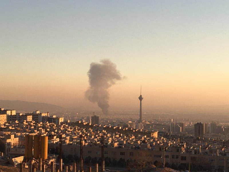 از حدود ساعت ۵ بعدازظهر تصاویری از یک ستون دود رو می‌فرستند که از جاهای مختلف تهران دیده میشه.دقایقی بعد ایسنا اعلام کرد