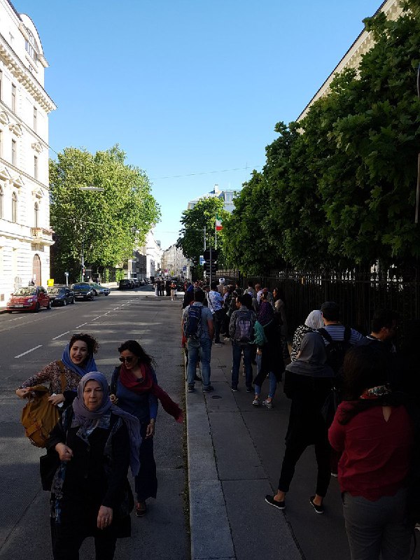 این صف ته ندارهمن تاحالا هیچ جایی تو #وین چنین صفی ندیدم!zo0oli