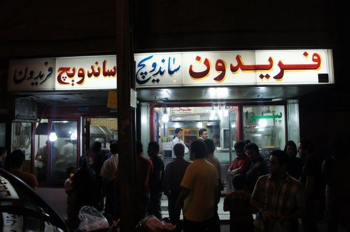 خبر کوتاه بود و ناگهانی#فری_کثیف درگذشت.keyvansayah, neginfirooziسال‌ها پیش، در صف ایستاده بودیم و خودش پشت صندوق بود. تلفن دخترخانمی که سه نفر جلوتر از ما بود، زنگ خورد. به دوستش پشت خط گفت
