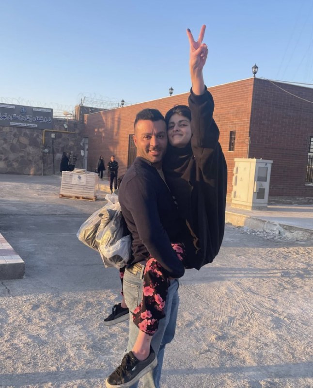 #یلدا_آقافضلی بعد از آزادی‌اش از ندامتگاه تهرانچند روز قبل از فوت یلدا است، در کنار خانواده.Sunhunterm📡 @VahidOnline