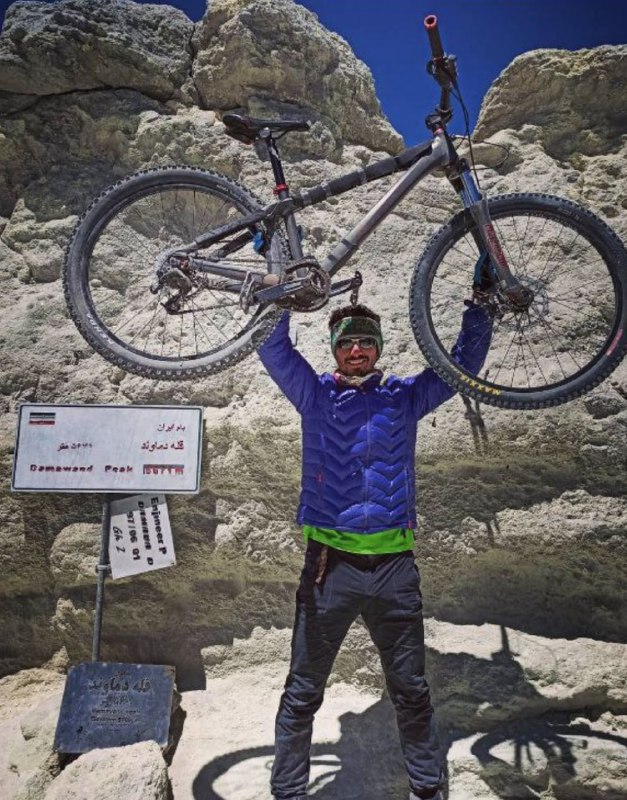 آتش‌نشانان در شبی زمستانی به عملیات امداد و نجات کوهستان در منطقه کوه‌سرخ شیراز اعزام می‌شوند، اما پس از گم شدن در مسیر به دام سرمای مرگبار منطقه می‌افتند. برادرم #اشراق_نجف_آبادی بلافاصله پس از دریافت درخواست کمک، ساعاتی پس از نیمه‌شب سوار بر موتورسیکلت به کمک می‌شتابد و چند نفر از جمله آتش‌نشانان را از خطر مرگ نجات می‌دهداحساس وظیفه انسانی #اشراق_نجف‌‌آبادی از چشم رییس آتش‌نشانی شیراز جناب آقای محمد هادی قانع پنهان نمی‌ماند.من به عنوان برادر او تا امروز از این موضوع بی‌اطلاع بودم.ErfanNajafabadiچند سال پیش کتف  اشراق نجف‌آبادی در سانحه دوچرخه‌سواری آسیب جدی دید و این اتفاق باعث شد تمرکزش رو از دوچرخه‌سواری دانهیل به سمت کوهنوردی ببره. هرچند این آسیب باعث نشد عشق قدیمی از یادش بره. در سال ۱۴۰۰ با دوچرخه‌اش به دو قله مرتفع ایران، یعنی دماوند و علم‌کوه صعود کرد. ErfanNajafabadiهمچنین اشراق نجف آبادی  طی سال‌های اخیر بارها در عملیات امداد و نجات کوهستان، داوطلبانه در کنار عزیزان آتش‌نشان حضور داشته.اشراق پر از شور زندگیست. روح آزاده‌ای دارد و صحت این ادعا را هر کس با او نشست و برخاستی داشته است شهادت می‌دهد. ErfanNajafabadiدرباره این پرونده