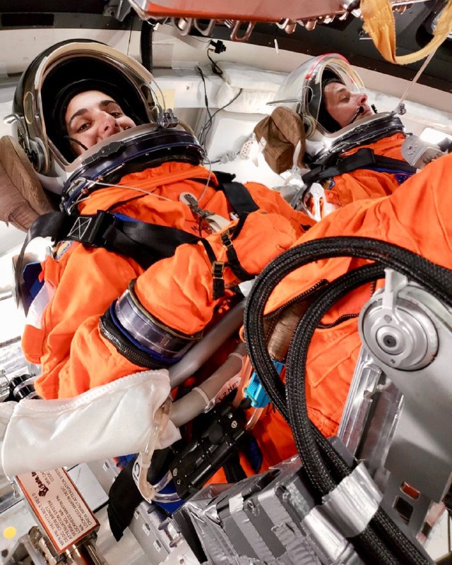 نخستین فضانورد (واقعی) ایران، جاسمین (یاسمین) مقبلی. ali_nayeri#یاسمین_مقبلی و برادرش کاوه در آلمان متولد و در نیویورک بزرگ شده اند. والدین آنها که دانشجویان رشته معماری بودند، پس از  انقلاب ۵۷، ایران را ترک کردند.او دانش آموخته مهندسی هوا-فضا از دانشگاه اِم آی تی است و کارشناسی ارشد خود را از مدرسه عالی نیروی دریایی آمریکا دریافت کرده است.VOAIranیاسمین مقبلی در اینستاگرام