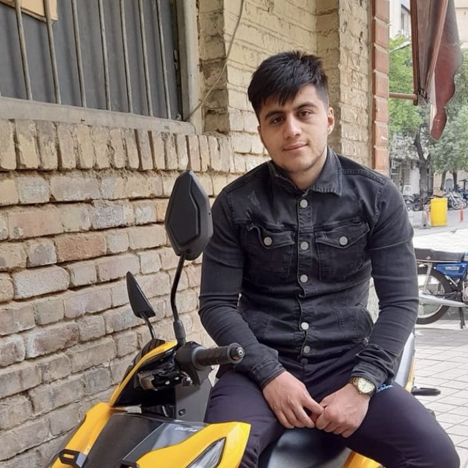 خانواده #ماهان_صدرات گفتند حکم اعدامش رفته اجرای احکام ماهان فقط ۲۳ سالشه. اتهاماتش «محاربه، اجتماع و تبانی، آتش زدن موتور و تخریب گوشی شاکی خصوصی و ایراد جرح عمدی با چاقو نسبت به شاکی» است MaryamMoqaddamمحمدرضا قنبرطلب از کارمندان مجلس یکی از شاکیان است. دیگر شاکی او، حجت الاسلام مجتبی تختی‌پور سرپرست اداره فهما (فرهنگ هنر مساجد ایران) در شهر تهران معرفی شده است.voanews پنجشنبه محمدرضا قنبرطلب گفت که همه شاکیان این پرونده از شکایت خود گذشته و اعلام رضایت کرده‌اند. باتوجه به اینکه اتهام ماهان صدرات محاربه بود، اعلام رضایت شاکیان تاثیری در حکم اعدام او نداشت.جای امیدواری وجود داشت که این حکم در دیوان عالی کشور نقض شود ولی امروز شهرام صدرات، عموی ماهان به شرق گفت که حکم اعدام ماهان در دیوان عالی کشور تایید و به اجرای احکام ارجاع شده است. کاظم صدرات، پدر ماهان نیز در اظهاراتی جداگانه بیان کرد