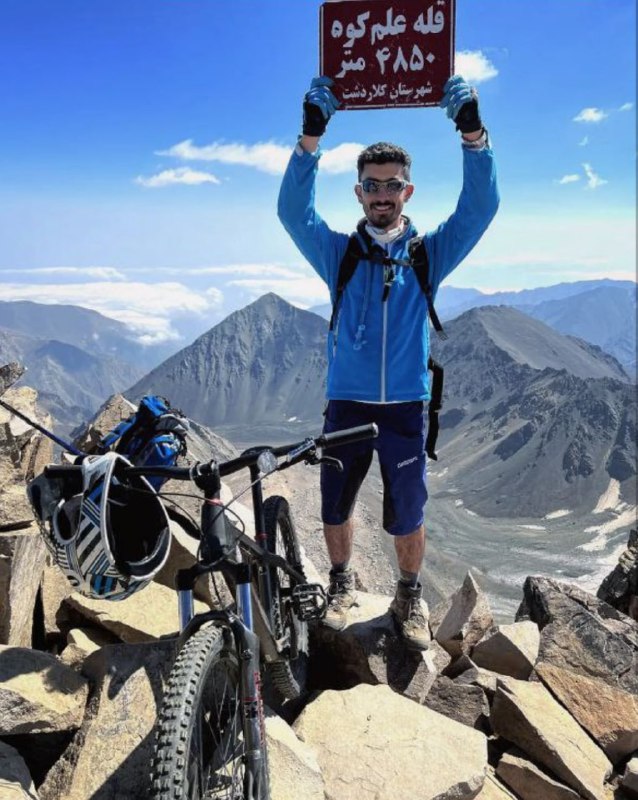 آتش‌نشانان در شبی زمستانی به عملیات امداد و نجات کوهستان در منطقه کوه‌سرخ شیراز اعزام می‌شوند، اما پس از گم شدن در مسیر به دام سرمای مرگبار منطقه می‌افتند. برادرم #اشراق_نجف_آبادی بلافاصله پس از دریافت درخواست کمک، ساعاتی پس از نیمه‌شب سوار بر موتورسیکلت به کمک می‌شتابد و چند نفر از جمله آتش‌نشانان را از خطر مرگ نجات می‌دهداحساس وظیفه انسانی #اشراق_نجف‌‌آبادی از چشم رییس آتش‌نشانی شیراز جناب آقای محمد هادی قانع پنهان نمی‌ماند.من به عنوان برادر او تا امروز از این موضوع بی‌اطلاع بودم.ErfanNajafabadiچند سال پیش کتف  اشراق نجف‌آبادی در سانحه دوچرخه‌سواری آسیب جدی دید و این اتفاق باعث شد تمرکزش رو از دوچرخه‌سواری دانهیل به سمت کوهنوردی ببره. هرچند این آسیب باعث نشد عشق قدیمی از یادش بره. در سال ۱۴۰۰ با دوچرخه‌اش به دو قله مرتفع ایران، یعنی دماوند و علم‌کوه صعود کرد. ErfanNajafabadiهمچنین اشراق نجف آبادی  طی سال‌های اخیر بارها در عملیات امداد و نجات کوهستان، داوطلبانه در کنار عزیزان آتش‌نشان حضور داشته.اشراق پر از شور زندگیست. روح آزاده‌ای دارد و صحت این ادعا را هر کس با او نشست و برخاستی داشته است شهادت می‌دهد. ErfanNajafabadiدرباره این پرونده