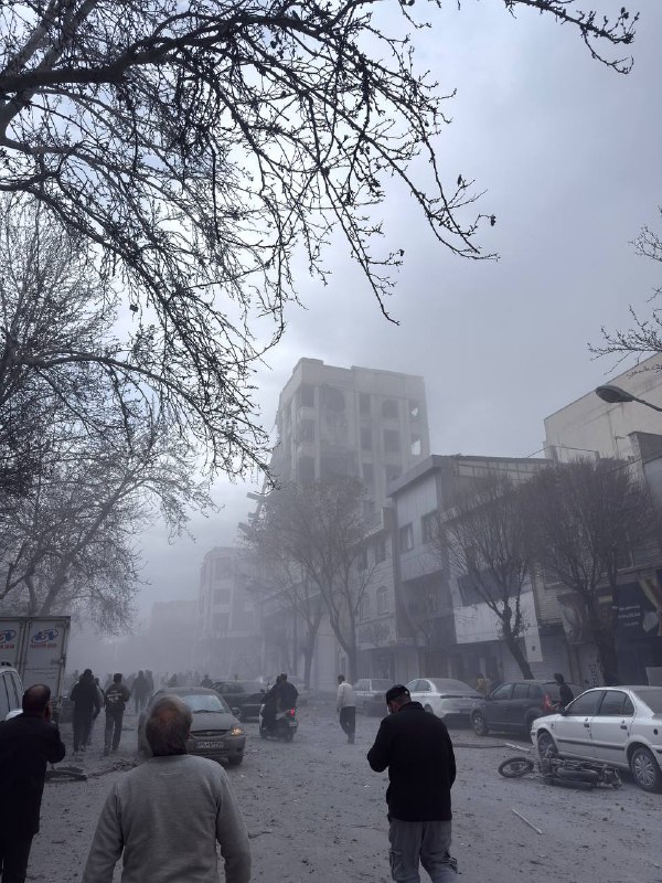 'نارمک #تهران، دردشت، تقاطع کوچه اولیایی، ساختمان رستمی‌کیا که اجاره داده بود به سپاه، جوری زدنش که نامه‌هاشون ریخته بود بیرون. داخل فیلم [اول] هست.'ویدیوهای دریافتی با شرح بالا، دوشنبه ۱۱ اسفند Vahid📡 @VahidOnline'نارمک #تهران، دردشت، تقاطع کوچه اولیایی، ساختمان رستمی‌کیا که اجاره داده بود به سپاه، جوری زدنش که نامه‌هاشون ریخته بود بیرون. داخل فیلم [اول] هست.'ویدیوهای دریافتی با شرح بالا، دوشنبه ۱۱ اسفند Vahid📡 @VahidOnline