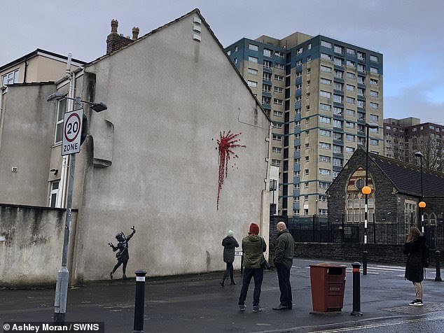 گرافیتی جدید #بنکسی به‌مناسبت #ولنتاین روی دیواری در شهر بریستول بریتانیا. omid_keshtkar📡 @VahidOnlineگرافیتی جدید #بنکسی به‌مناسبت #ولنتاین روی دیواری در شهر بریستول بریتانیا. omid_keshtkar📡 @VahidOnline